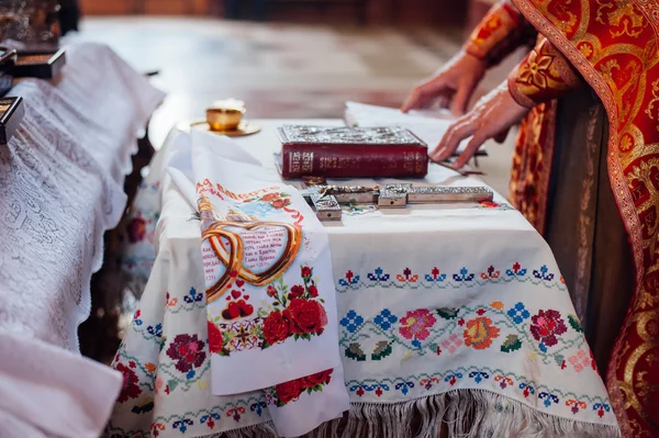 Wedding table priest with the Bible, a crown — Stock Photo, Image