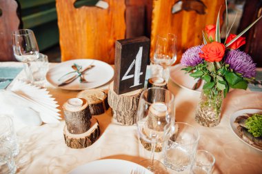 Düğün ya da başka bir yemek organizasyonu için masa hazır.