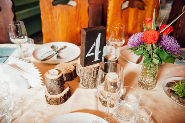 Düğün ya da başka bir yemek organizasyonu için masa hazır.