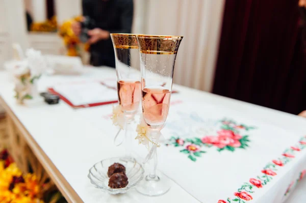 Wedding glasses filled with champagne at banquet — Stock Photo, Image