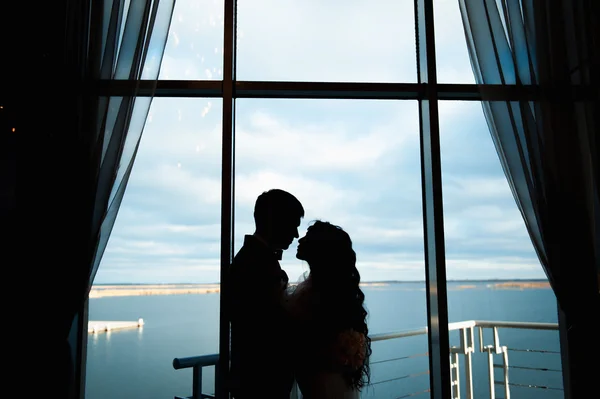 Silhouette de la mariée et le marié à un mariage — Photo