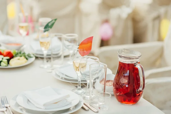 Copas de boda llenas de champán en el banquete — Foto de Stock