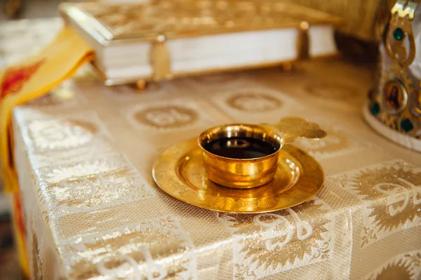 Wedding table priest with the Bible, a crown — Stock Photo, Image
