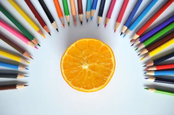 Színes ceruzák és a forgács, egy fehér háttér — Stock Fotó