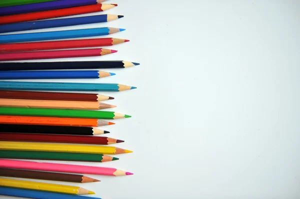 Színes ceruzák és a forgács, egy fehér háttér — Stock Fotó