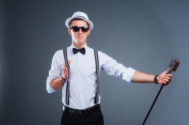 retro tarzı mikrofon ile bir adam portresi