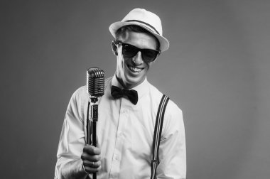 retro tarzı mikrofon ile bir adam portresi