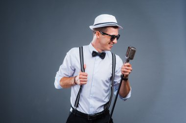 retro tarzı mikrofon ile bir adam portresi