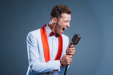 retro tarzı mikrofon ile bir adam portresi