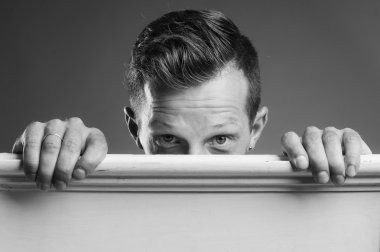 Beyaz işareti tutan genç casual adam gülümseyen