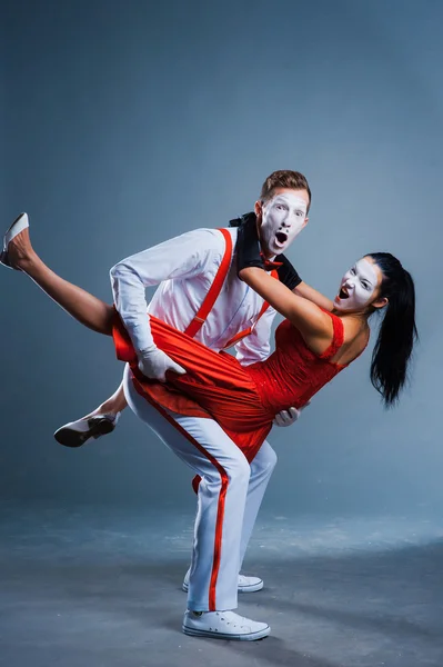 Dois mimes engraçados isolados em fundo cinza — Fotografia de Stock