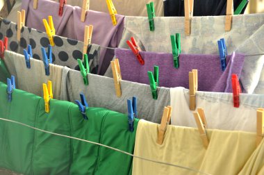 renkli clothespins giysiler bir ip üzerinde tutun.