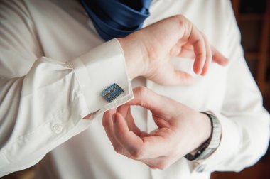 bir beyaz gömlek ve kırmızı kravat kadar düğmelerini damat