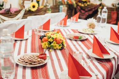 Düğün için tablo set Ukraynalı tarzında dekore edilmiş.