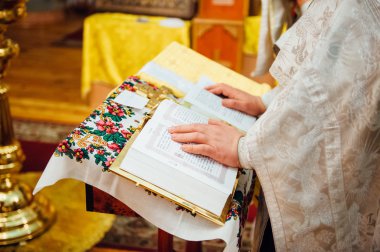 Düğün masa rahip İncil, bir taç ile