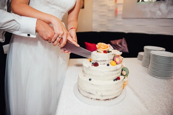 Прекрасный белый свадебный торт — стоковое фото