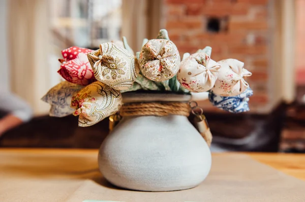 Barevné umělé květiny vyrobený z tkaniny — Stock fotografie