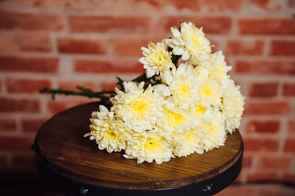 Букет хризантем на деревянной тарелке — стоковое фото