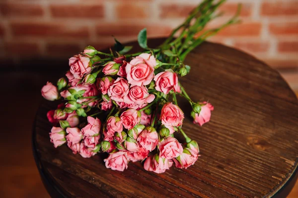 Mini rozen op vintage houten oppervlak — Stockfoto