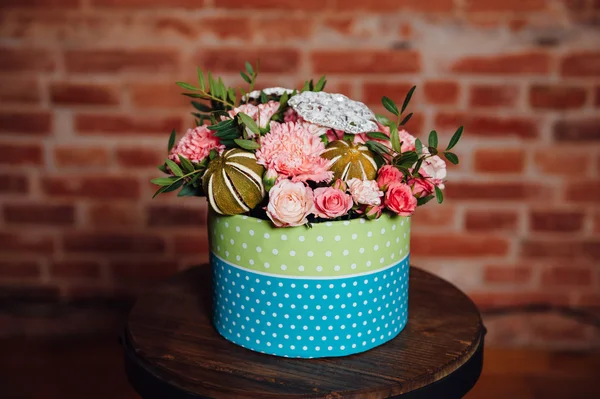 Mand met Lentebloemen op een houten stoel — Stockfoto