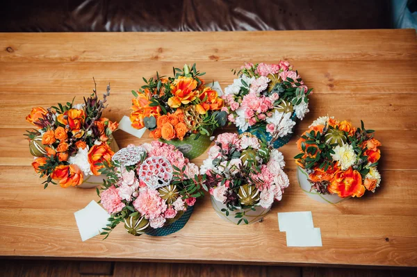 Cesta de flores de primavera em uma cadeira de madeira — Fotografia de Stock