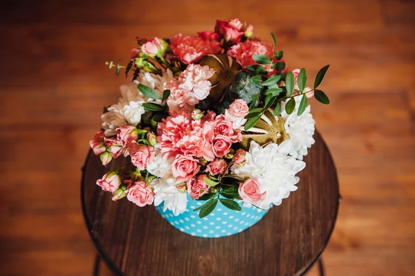 Mand met Lentebloemen op een houten stoel — Stockfoto