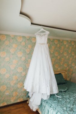 Pencerenin önünde asılı gelinlik