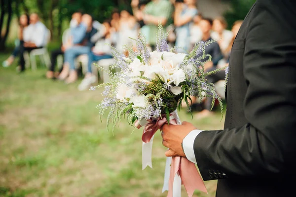 Красивий весільний букет в руках нареченого — стокове фото