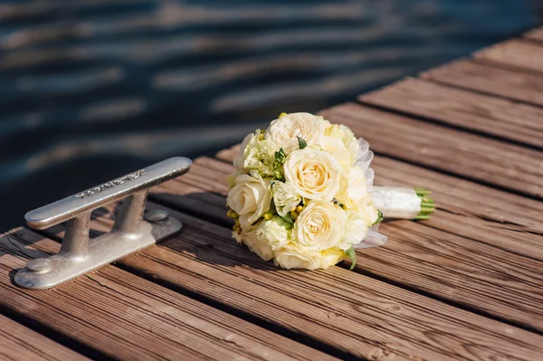 Bruids boeket rozen op een houten planken — Stockfoto