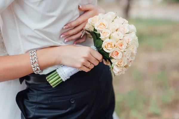 El ramo hermoso de boda en las manos de la novia —  Fotos de Stock