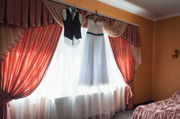 Esküvői ruha lógott az ablakban — Stock Fotó