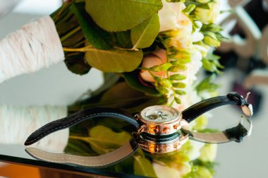 gelin buketi ve ayna masada saatler