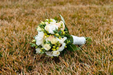 Yeşil çimenlerin üzerinde güzel gelin buketi
