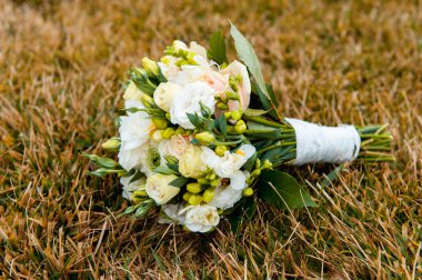 Yeşil çimenlerin üzerinde güzel gelin buketi