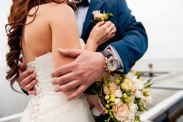 Sposa e sposo insieme tenendo bouquet da sposa — Foto Stock