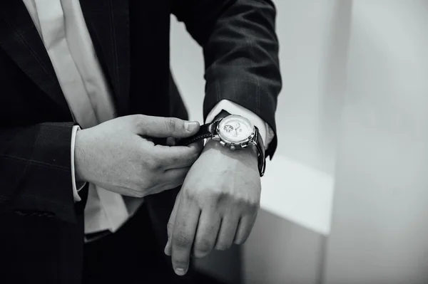 Noivo fecho elegante pulseira de relógio em seu pulso — Fotografia de Stock