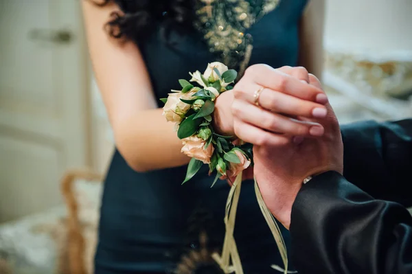 Noiva e noivo juntos segurando buquê de casamento — Fotografia de Stock