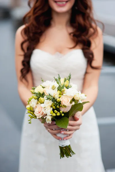 Όμορφη ανθοδέσμη στα χέρια της νύφης — Φωτογραφία Αρχείου