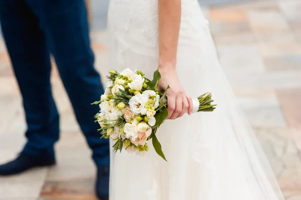 Beau bouquet entre les mains de la mariée — Photo