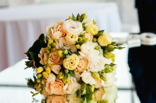Bruids boeket rozen op de tafel van de spiegel luxe — Stockfoto