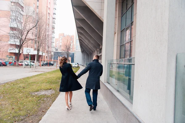 Amantes está corriendo con las manos en el parque de la ciudad — Foto de Stock