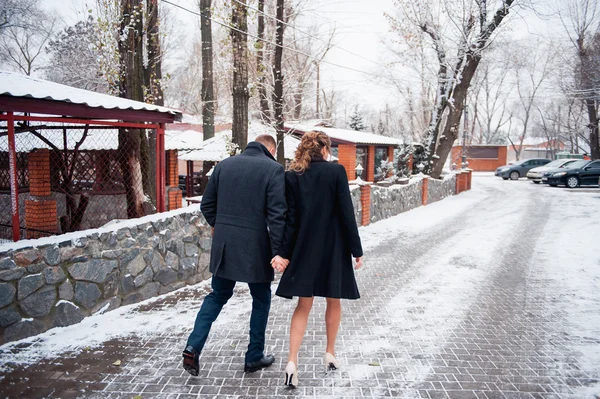 Amantes está corriendo con las manos en el parque de la ciudad — Foto de Stock