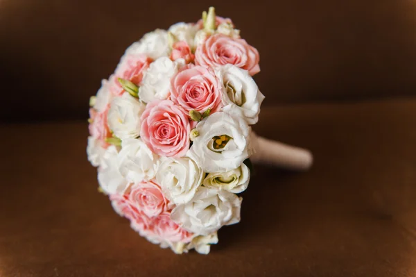 Menyasszonyi csokor Rózsa a fa deszka — Stock Fotó
