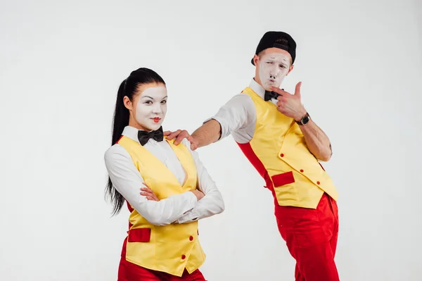 Dois mimes engraçados isolados no fundo branco — Fotografia de Stock