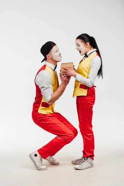 Dois mimes engraçados isolados no fundo branco — Fotografia de Stock