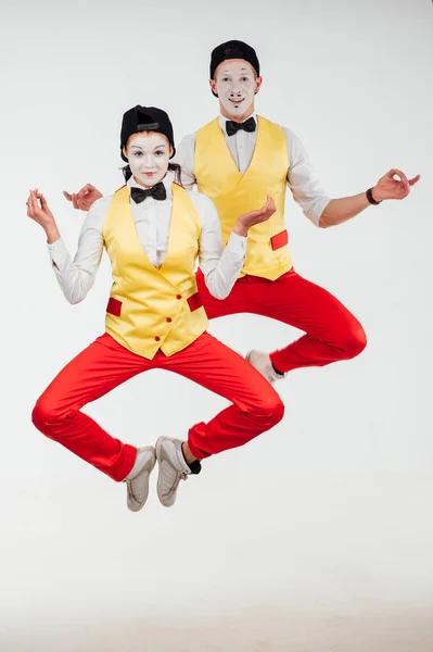 Dois mimes engraçados pulando no fundo branco — Fotografia de Stock