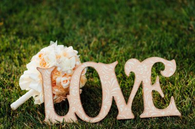 Etiket aşk bir düğün buket arka plan üzerinde