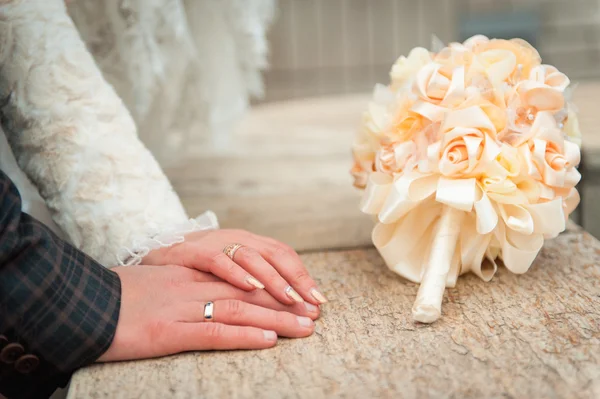 Красивий весільний букет біля рук нареченого — стокове фото