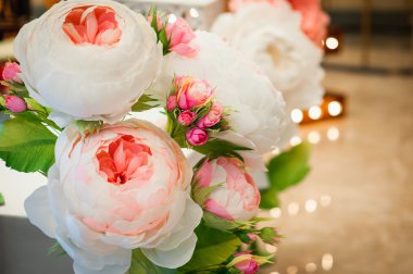 bir sandalyeyle bahar çiçekleri sepeti