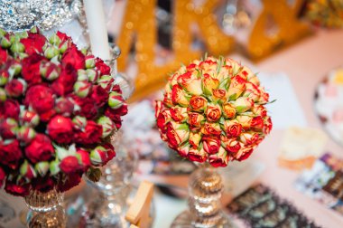 bir sandalyeyle bahar çiçekleri sepeti